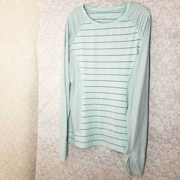 Reebok Tops - Reebok long sleeve top with thumb holes XL